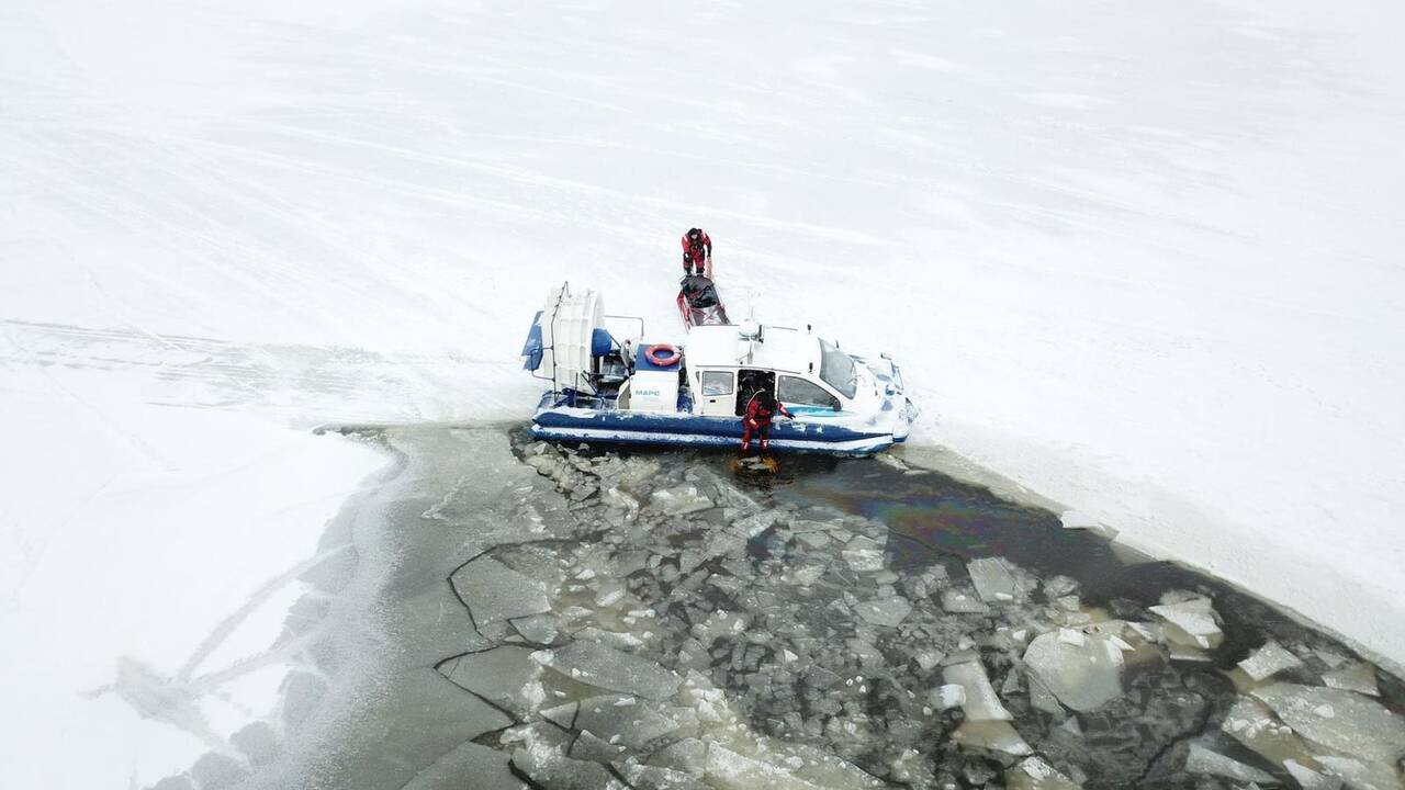 Nelaimė Estijoje: iš po ledu panirusio mikroautobuso iškelti trys kūnai