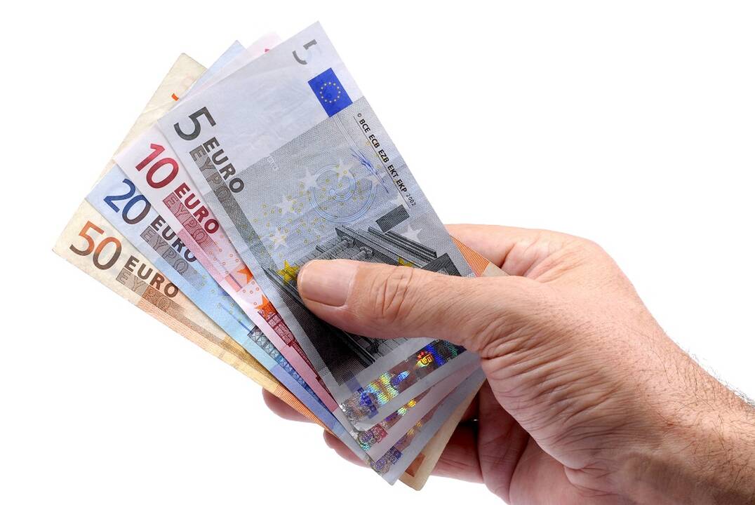 Netinkamai darbus atlikusi įmonė bandė papirkti karininką