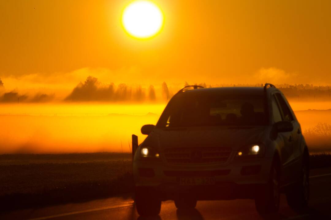 Saulės spinduliai kenkia ir automobiliams