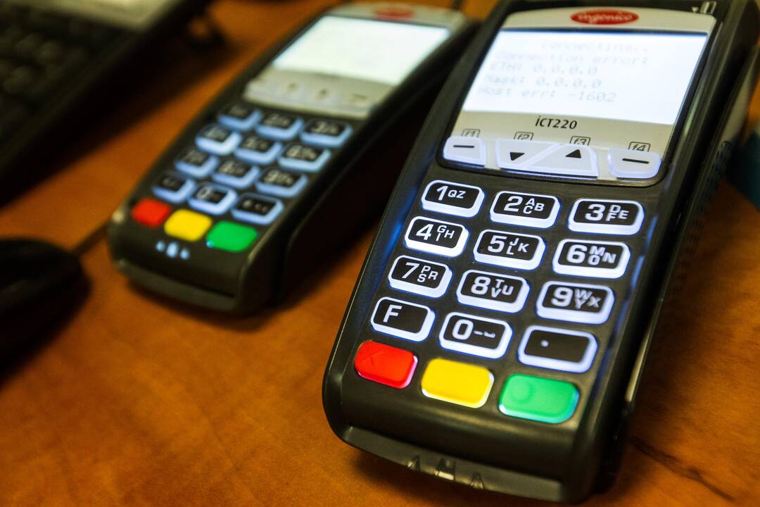 Lietuvoje bankų kortelėmis atsiskaitoma rečiausiai Baltijos šalyse