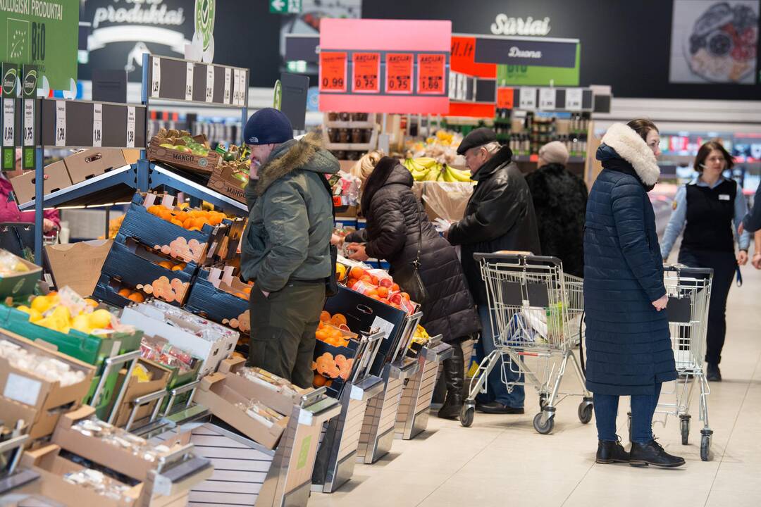 Ministras: prekybos tinklai turėtų susitarti dėl darbo laiko per šventes