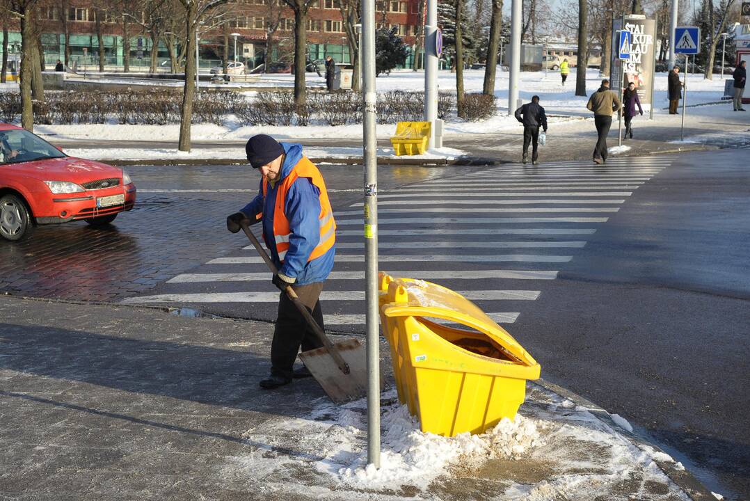 Miestai jau pradėjo tvarkytis po žiemos