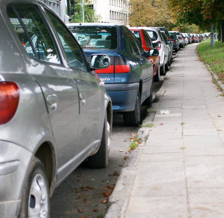 Automobilių parkavimo problemą daugiabučių gyventojai gali imtis spręsti patys