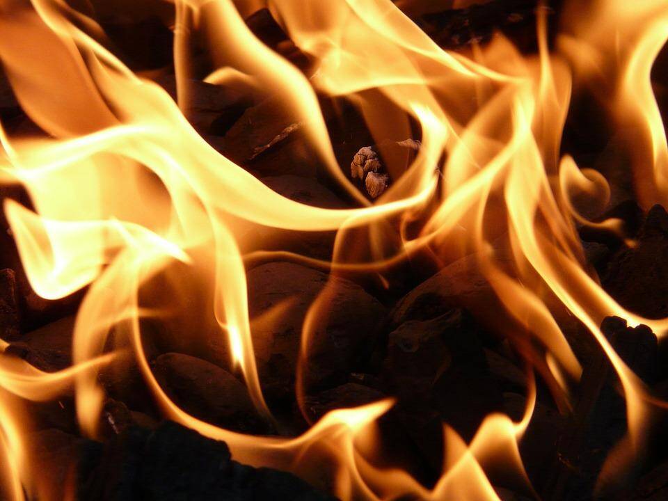 Pakruojo rajone užsiliepsnojo sandėlis, kuriame – technika