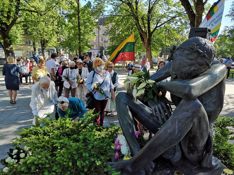 Tradicija: kasmet minint anuomečius įvykius klaipėdiečiai nepamiršta pagerbti tremtinių atminimo ir gėlėmis.