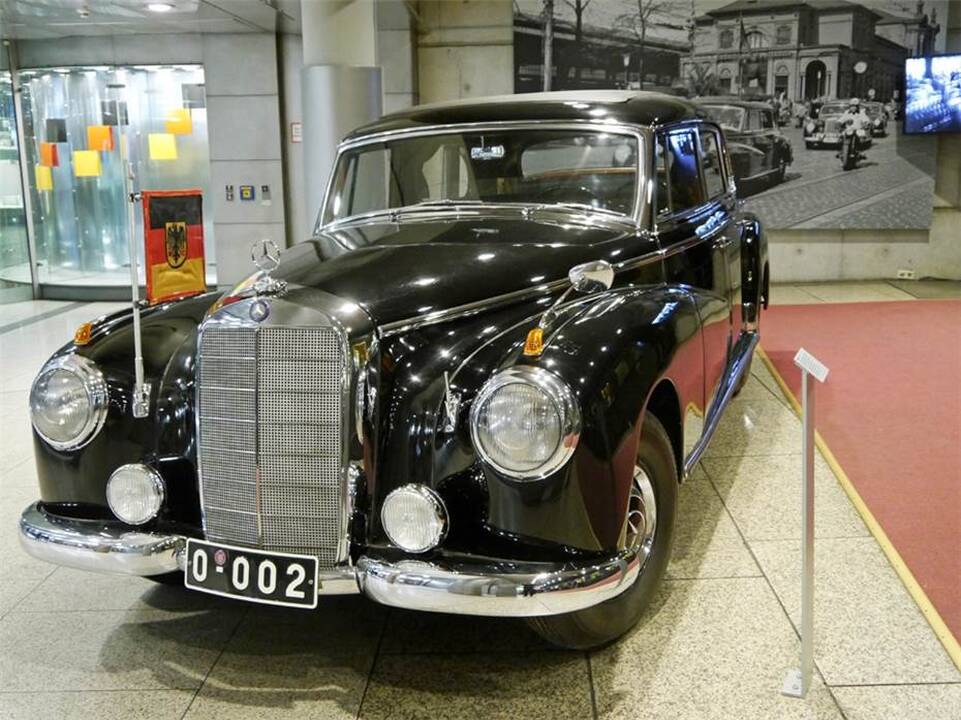 Istorija: 1949–1963 m. Vokietijai vadovavęs K.Adenaueris į oficialius renginius vykdavo "Mercedes-Benz 300".