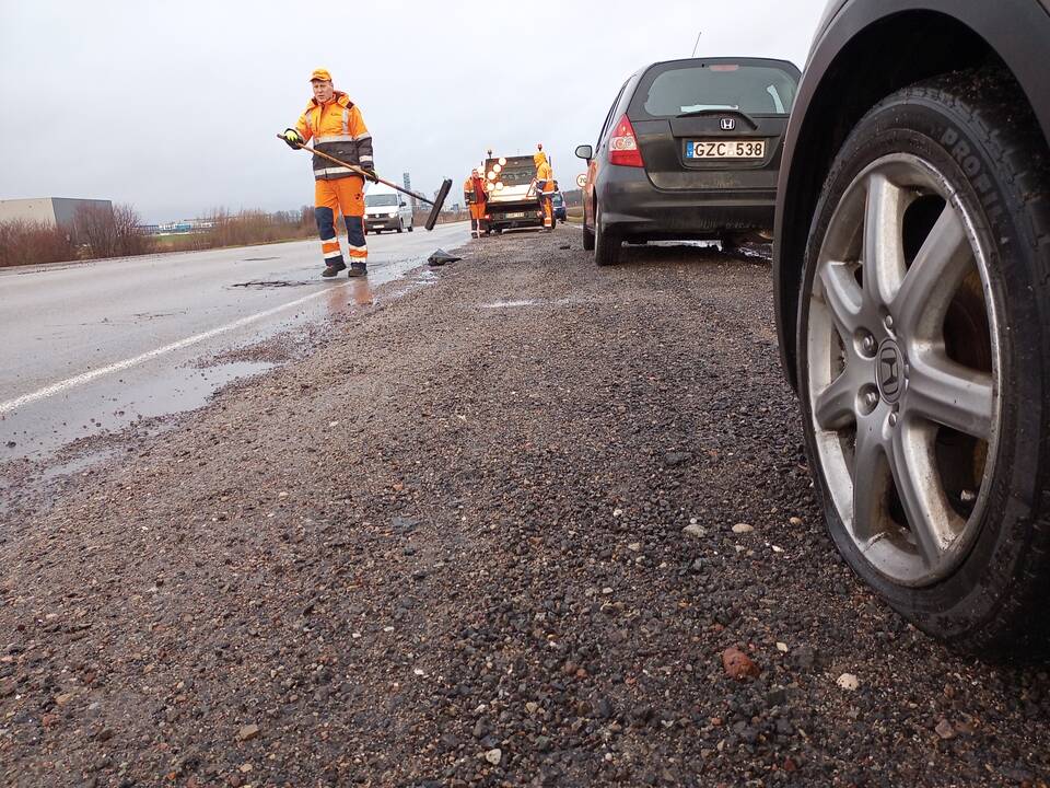 Nuostoliai: kelyje į Šilutę, ties Rimkais, nuo ankstyvo ryto vis rikiuojasi eilė automobilių, prakirstomis padangomis.