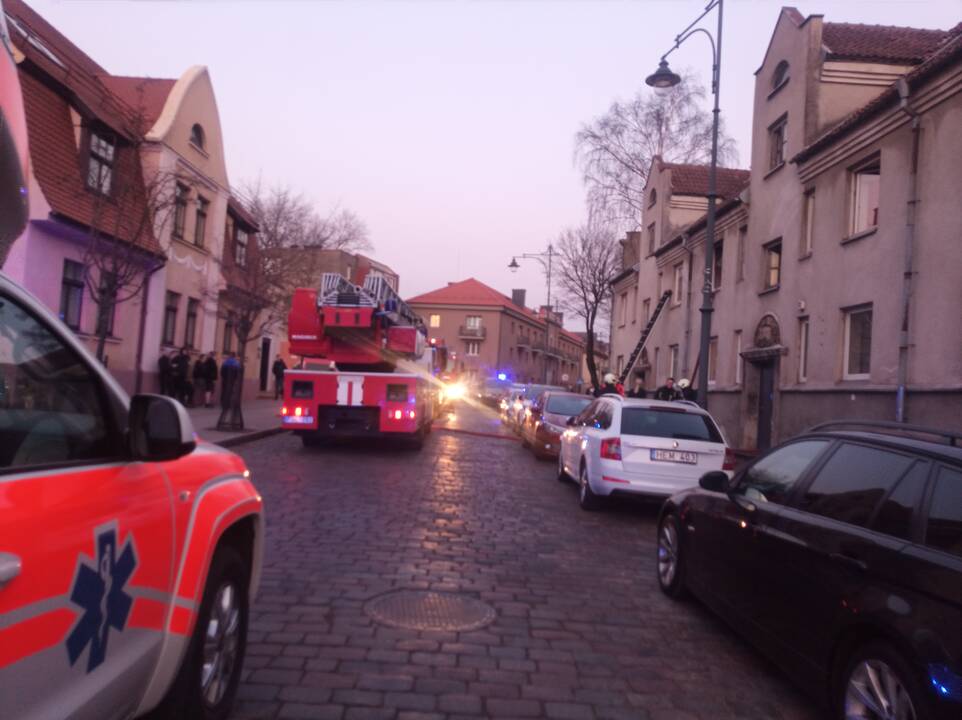 Netikėtumas: vakare į J.Janonio gatvę atskubėjo ugniagesiai, medikai ir policininkai.