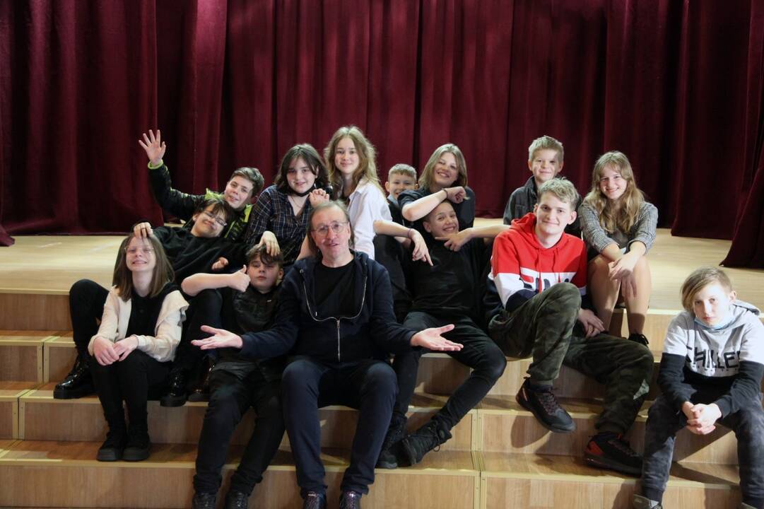 Pramogos: teatro studijos "Tiesiog angelai" spektaklis "Ar mes tikrai esame žmonės?" šeštadienį bus rodomas du kartus.