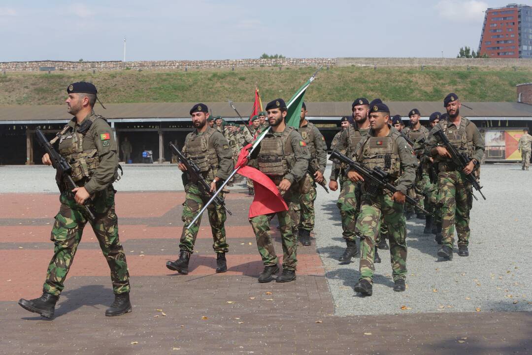 Dėmesys: ceremonijoje dalyvavo ir Portugalijos pajėgų kariai.