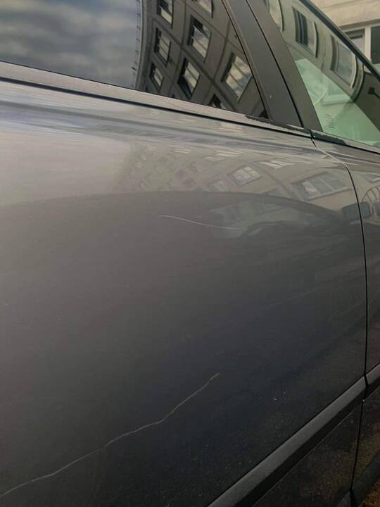 Principai: Paryžiaus Komunos gatvės viename kieme kažkas subraižė jau tris automobilius.