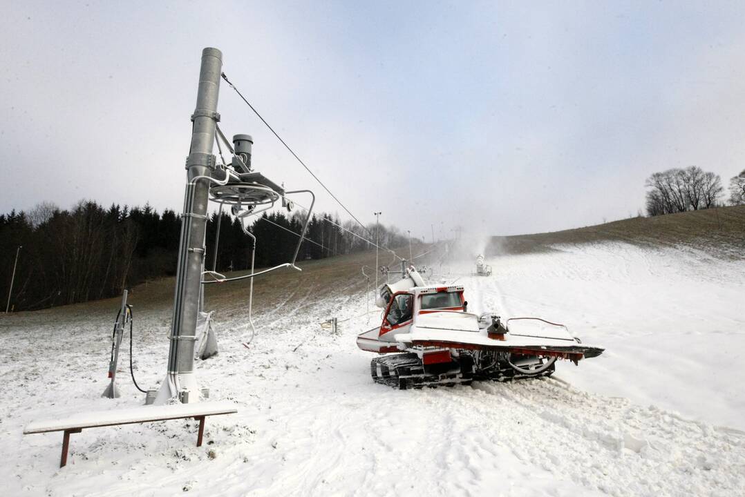 Pasiruošimas: iki savaitgalio ant Utrių kalno turėtų atsirasti kalnai sniego, kuriuos technika pavers slidinėjimo trasa.