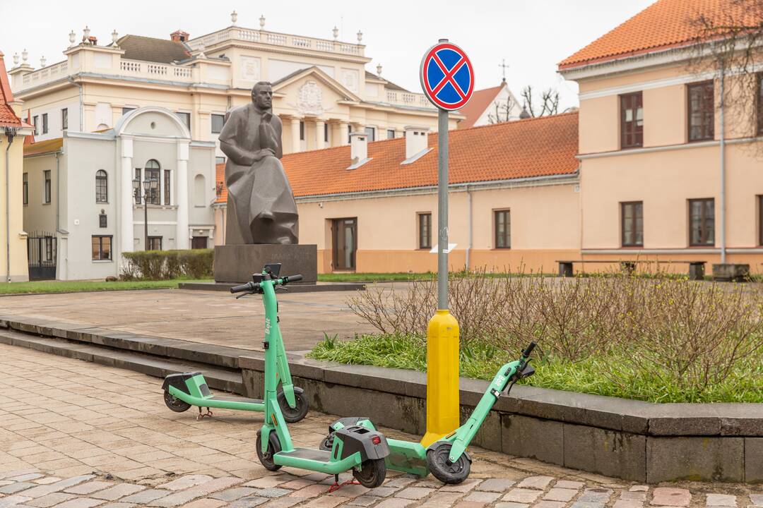 Atsainiai: bendrovės „Bolt“ nuomojami paspirtukai neretai trukdo pėstiesiems ir kitiems eismo dalyviams.