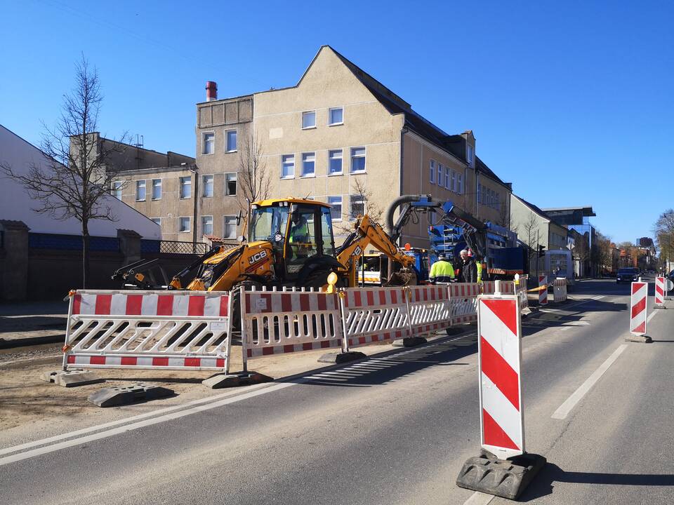 Avarija: Liepų gatvėje rangovai baigė tvarkyti vandentiekio trasą, viliamasi, kad bus galima kloti asfalto dangą.