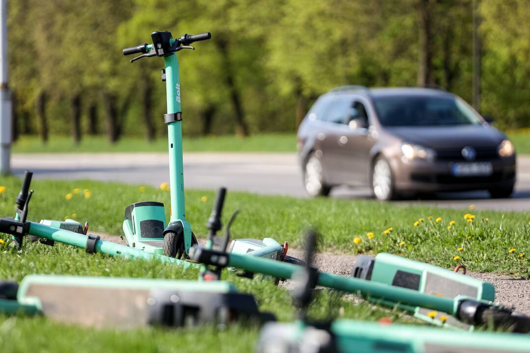 Netvarka: kai kurie gyventojai juokauja, kad geriausia vieta paspirtukams – šiukšlių konteineris.