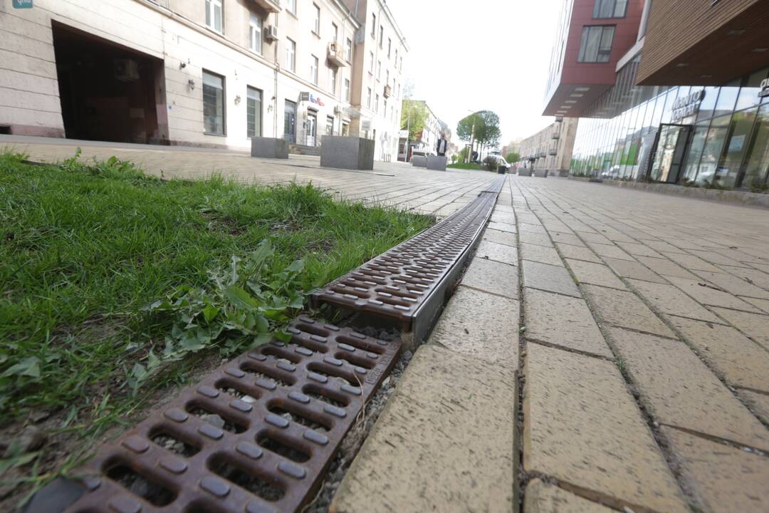 Pavojai: tokios kliūtys pėsčiųjų alėjoje – pavojingos sveikatai, o gal net gyvybei.