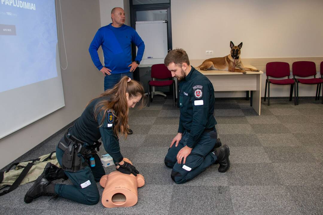 Veiksmas: A. Siakki (centre) mokė pareigūnus teorinių ir praktinių žinių, praversiančių gelbėjant žmones.