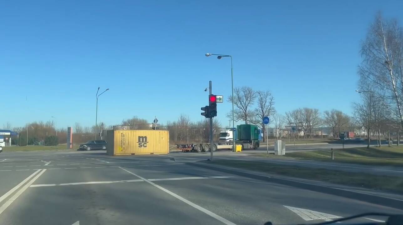 Nustebino: miestiečius nustebino keisti manevrai Šilutės plente.