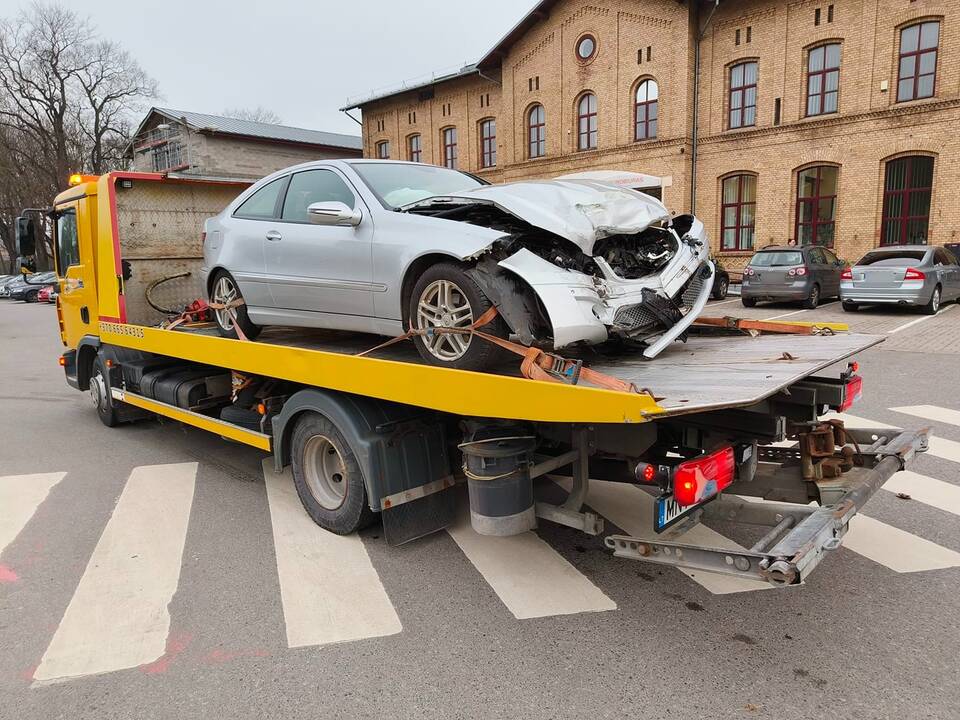 Avarija: apytuščiame kelyje ankstų rytą susidūrė du automobiliai.