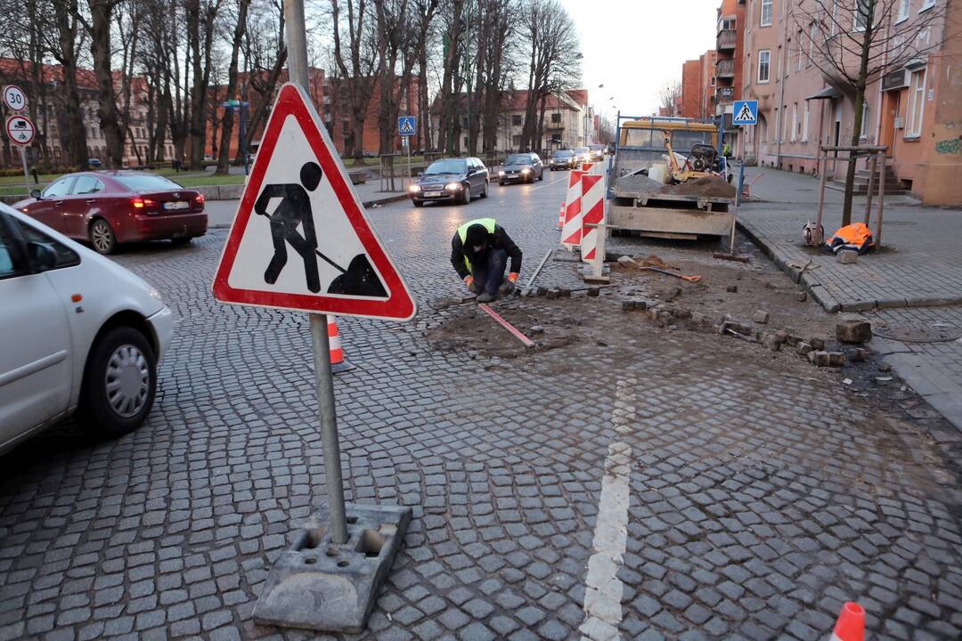 Kokybė: Liepų gatvės grindinys buvo tvarkytas ne kartą, tačiau labai netrukus po akmenimis esantis gruntas vėl pabjūra.