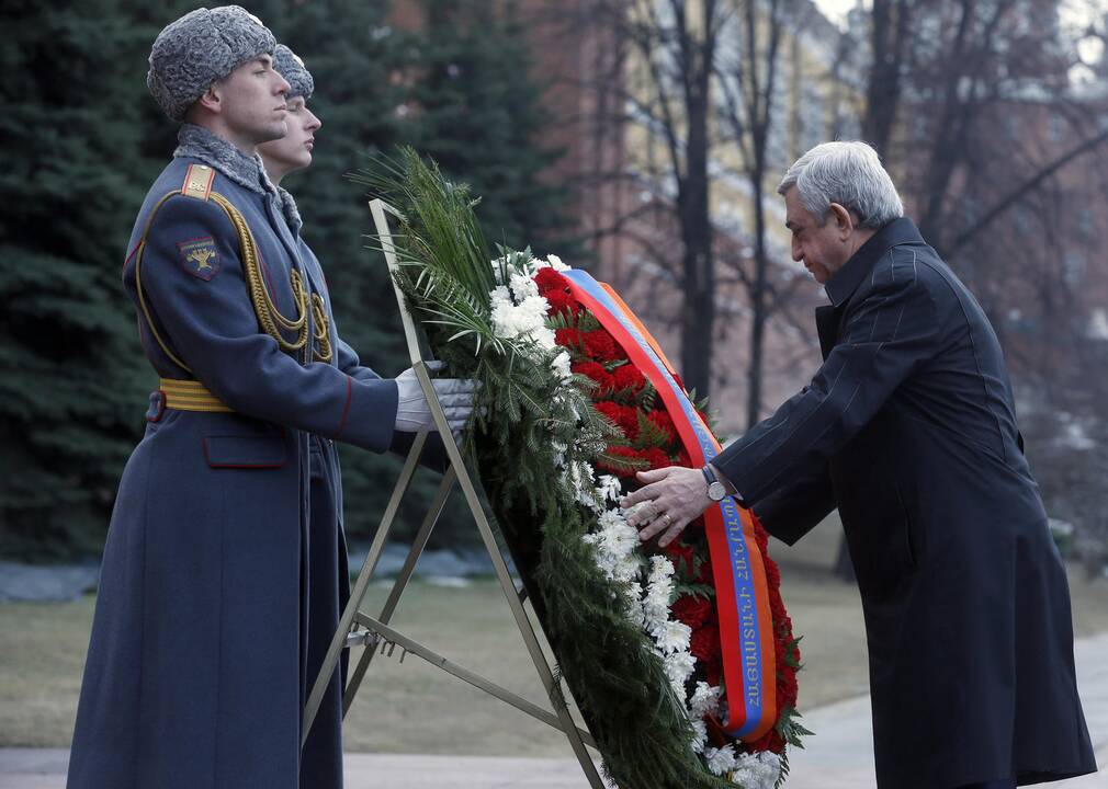 Armėnijos prezidentas valdžios vadelių nepaleidžia