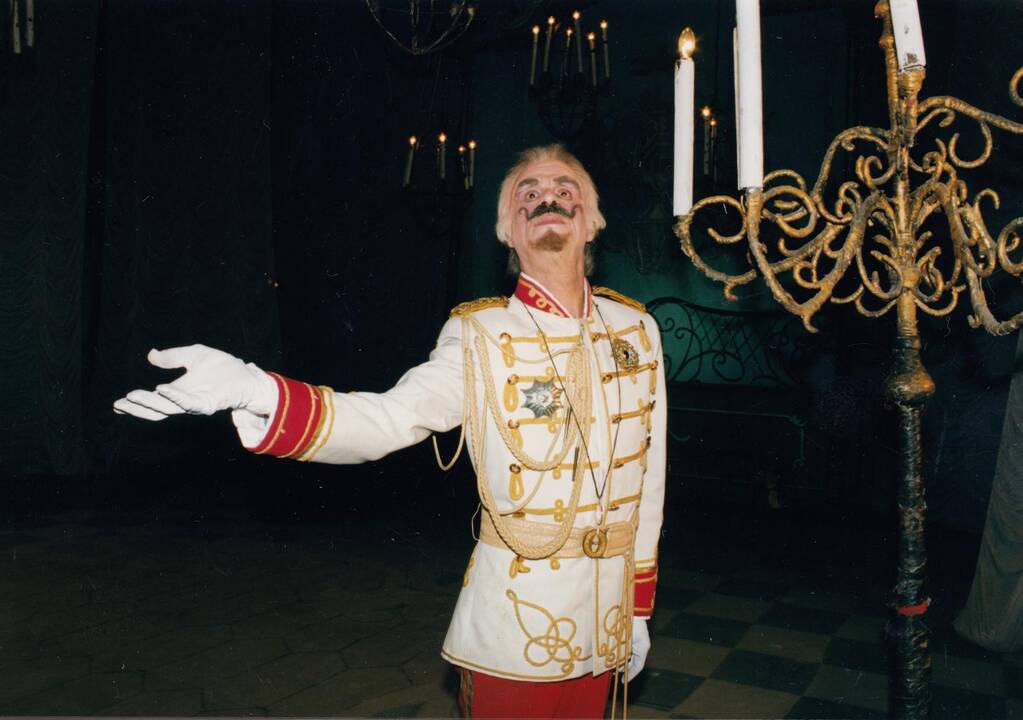 V. Čižauską sveikino B. Petravičiūtė, G. Maciulevičius, B. Želvys (iš kairės)