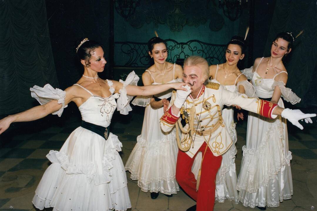 V. Čižauską sveikino B. Petravičiūtė, G. Maciulevičius, B. Želvys (iš kairės)