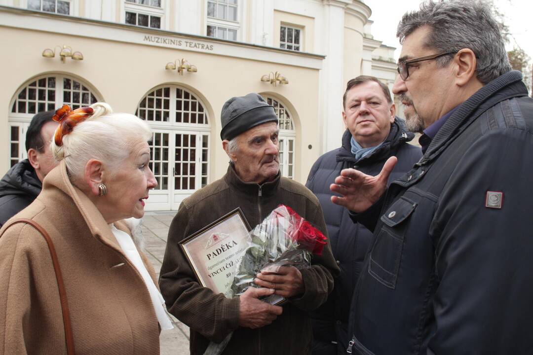 V. Čižauską sveikino B. Petravičiūtė, G. Maciulevičius, B. Želvys (iš kairės)