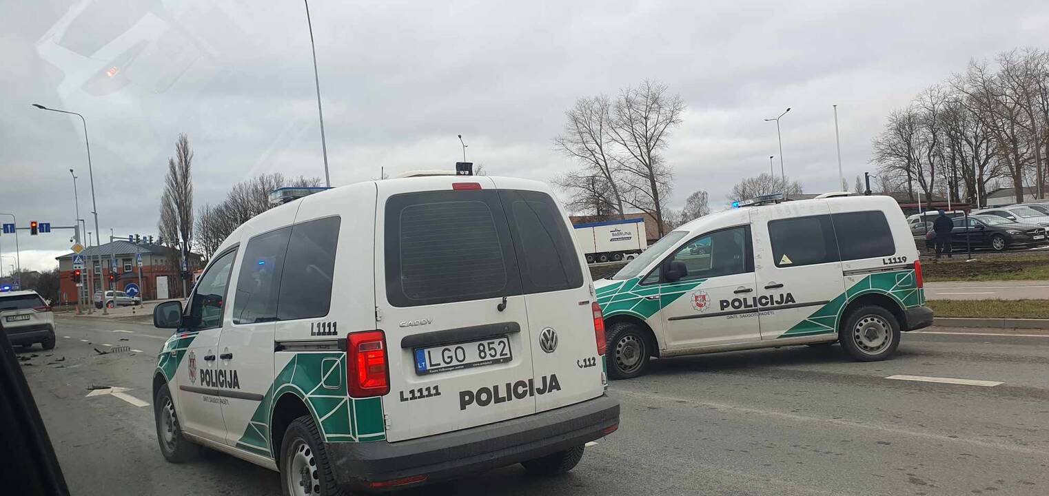 Avarija: eismo įvykyje susidūrė trys automobiliai, du žmonės išvežti į ligoninę.