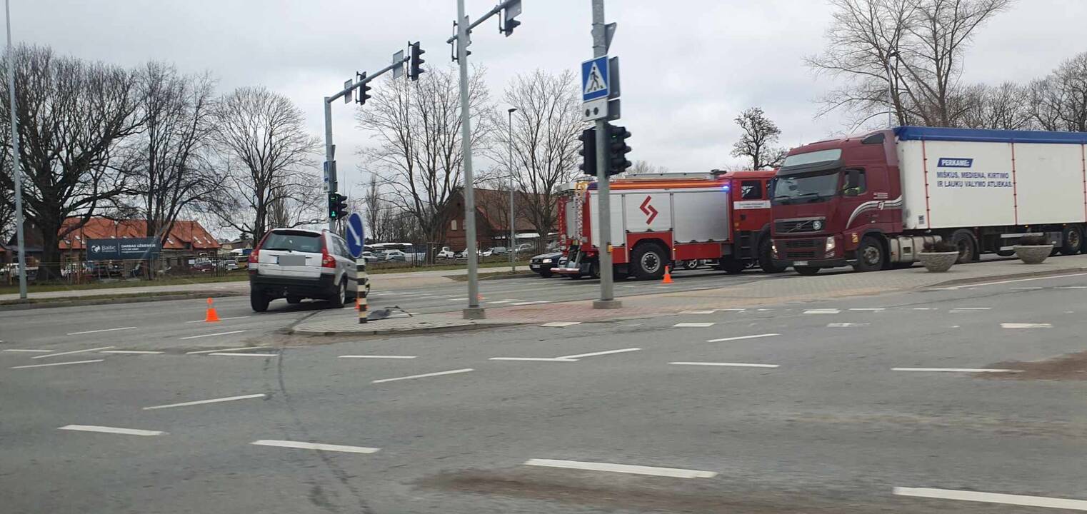 Avarija: eismo įvykyje susidūrė trys automobiliai, du žmonės išvežti į ligoninę.