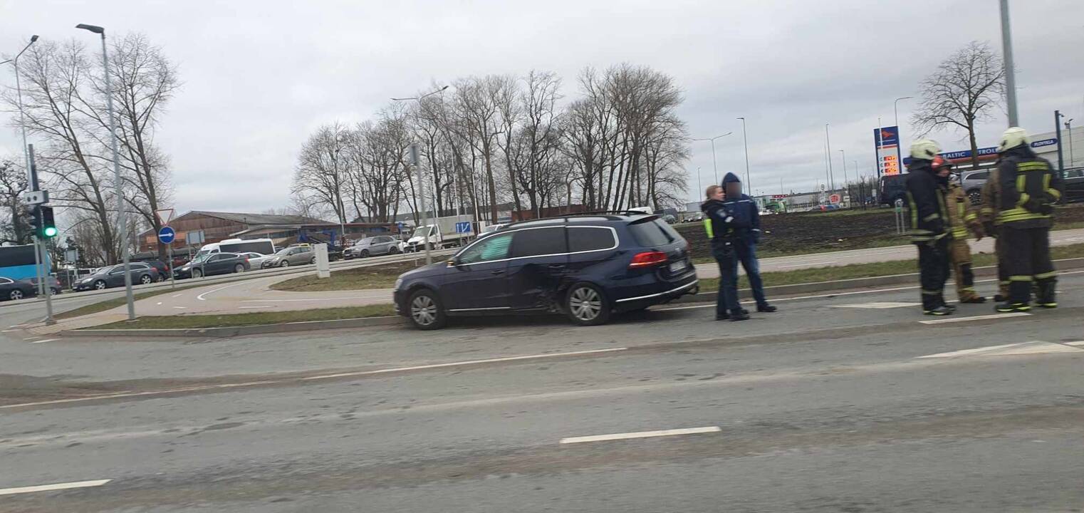 Avarija: eismo įvykyje susidūrė trys automobiliai, du žmonės išvežti į ligoninę.