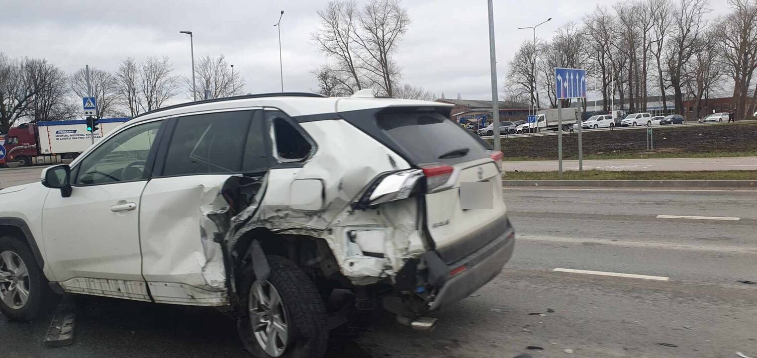 Avarija: eismo įvykyje susidūrė trys automobiliai, du žmonės išvežti į ligoninę.