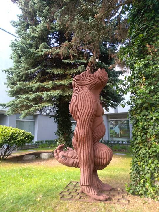 P. Domšaičio galerijos sode įkurdinti keturių menininkų kūriniai.