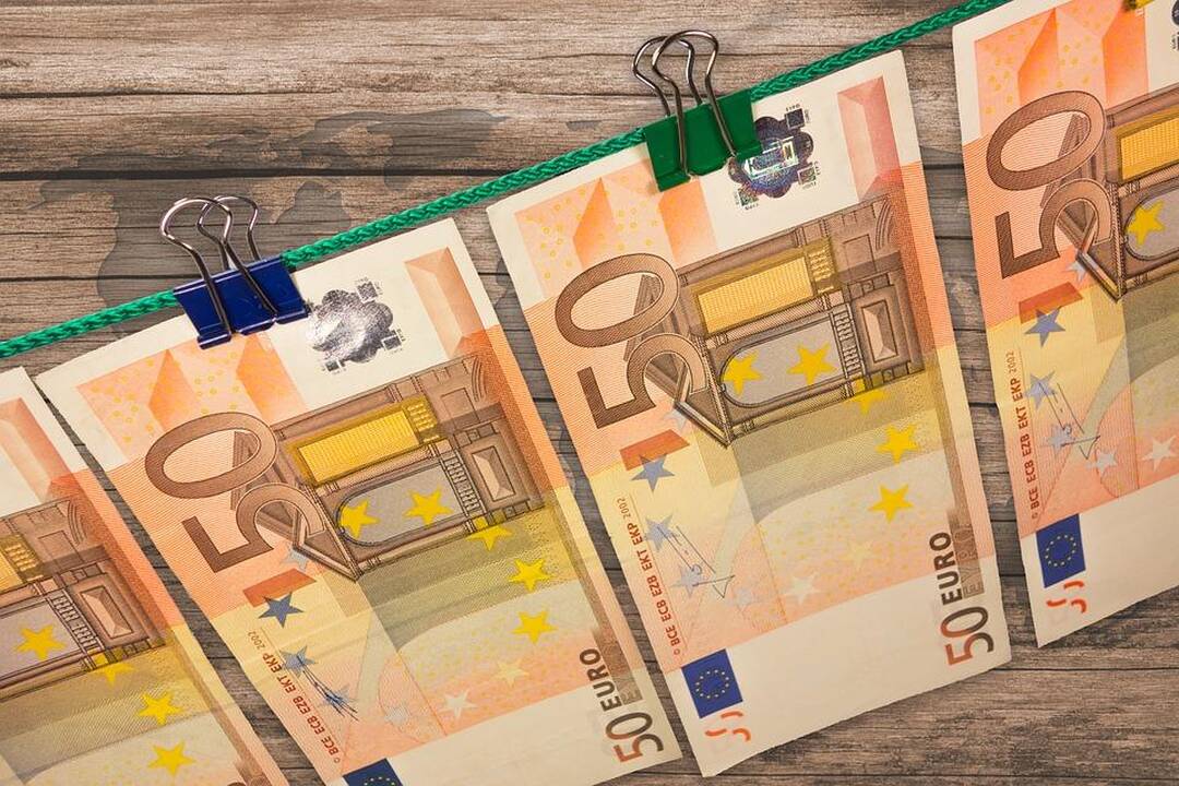 Padirbtus pinigus bandęs išleisti vyras atsidūrė areštinėje