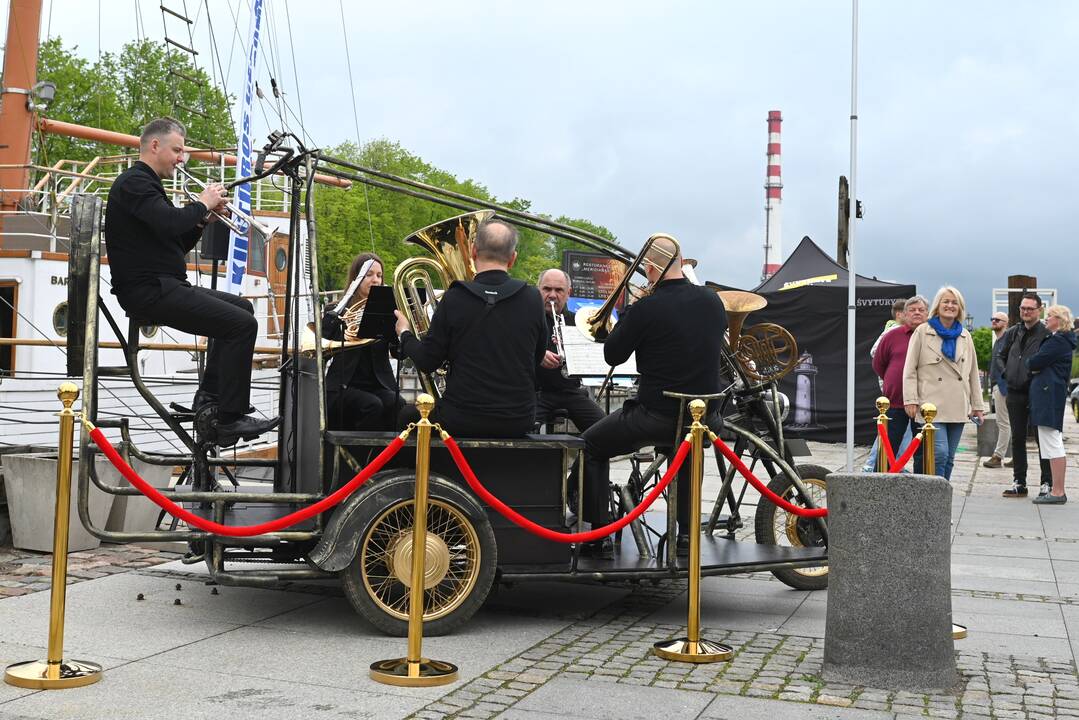 Muzikinį dviratį kaip sceninę platformą šią savaitę pirmieji išbandė Klaipėdos brass kvinteto muzikantai.