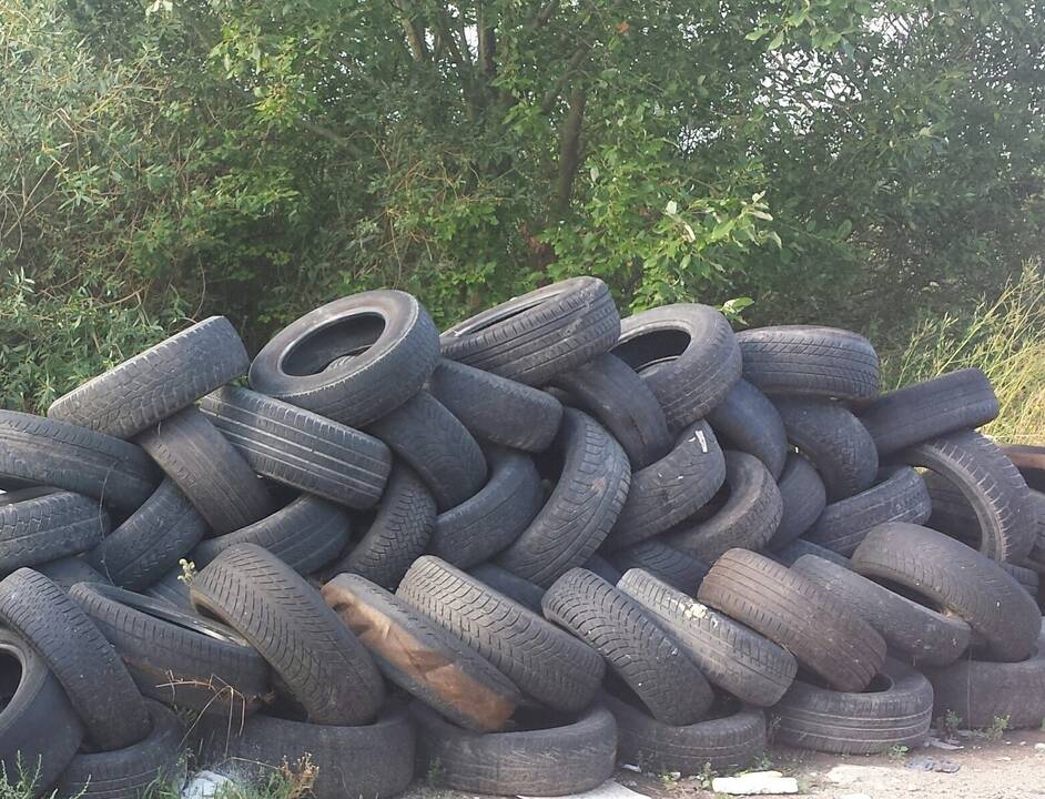 Naudotoms padangoms prie konteinerių – ne vieta!