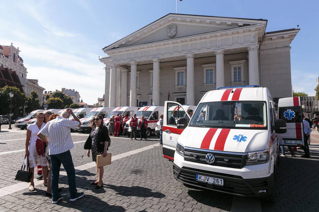 Savivaldybėms perduoti modernūs greitosios pagalbos automobiliai