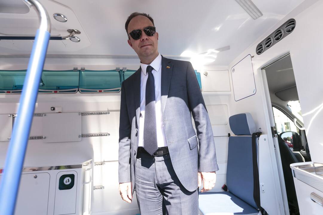 Savivaldybėms perduoti modernūs greitosios pagalbos automobiliai