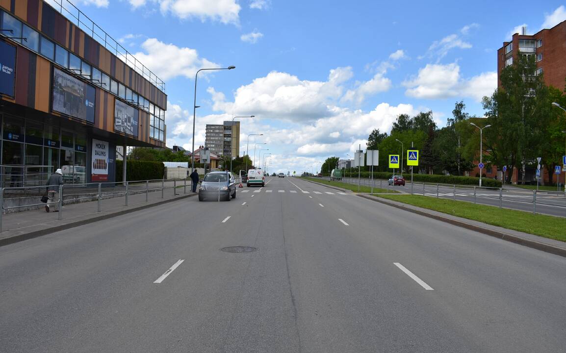 Alytaus policija aiškinasi eismo įvykio aplinkybes: automobilis perėjoje nepraleido mažametės