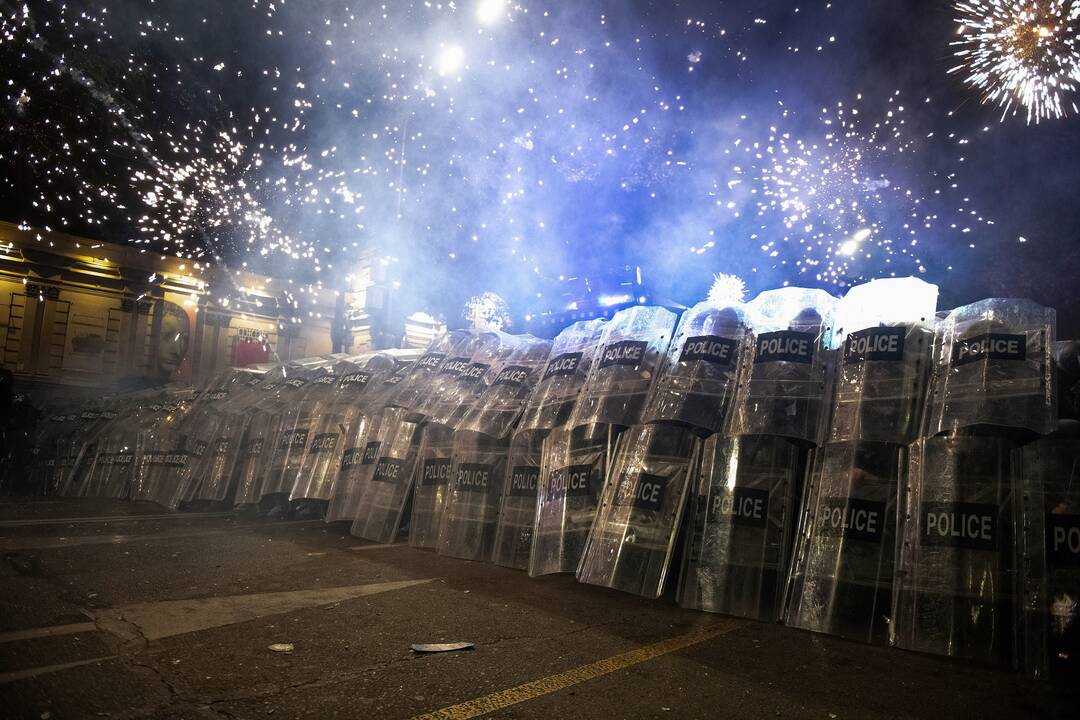 Sakartvelo policija vėl panaudojo ašarines dujas ir vandens patrankas prieš protestuotojus