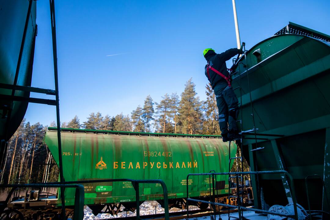 „Lietuvos geležinkeliai“ ieško būdų, kaip grąžinti „Belaruskalij“ maždaug 10 mln. eurų