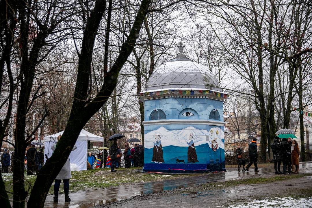 Tibeto skvere atidengta J. Užkuraitytės tapybos kompozicija