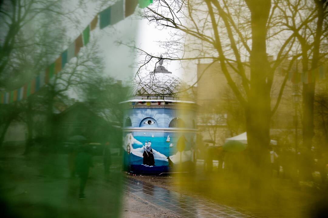 Tibeto skvere atidengta J. Užkuraitytės tapybos kompozicija