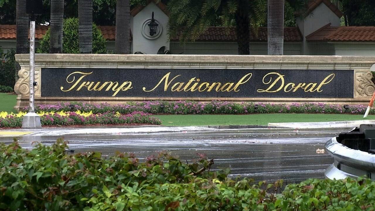 Striptizo klubas atšaukė labdaros renginį D. Trumpo golfo laukuose