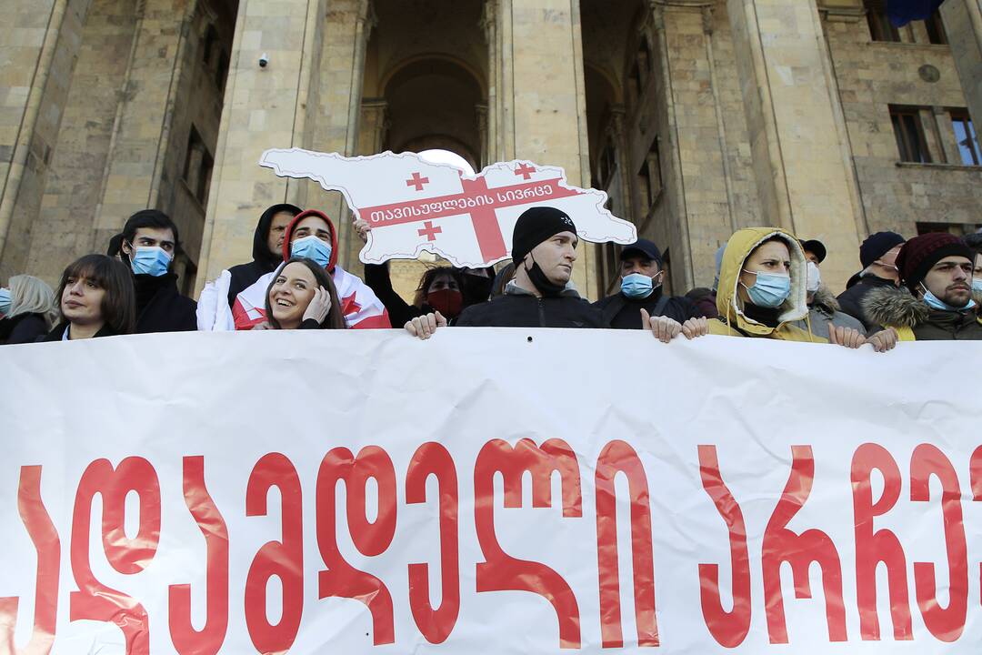 Sakartvele protestuoja tūkstančiai žmonių