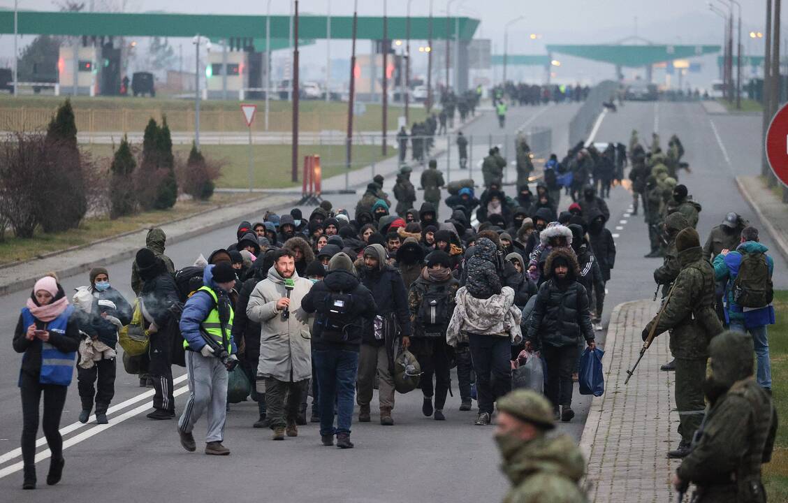 Minskas skelbia, kad pasienyje su Lenkija tebėra apie 2 tūkst. migrantų