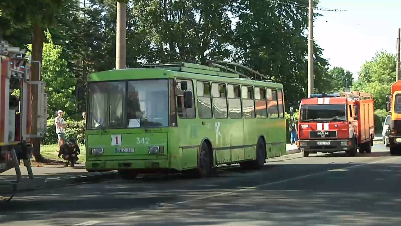 Ugniagesiai skubėjo į Panemunę: užsiliepsnojo troleibusas