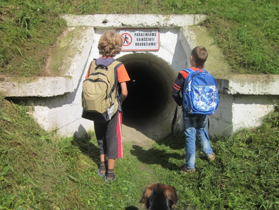 Kelias į mokyklą sostinėje – per kanalizacijos vamzdį