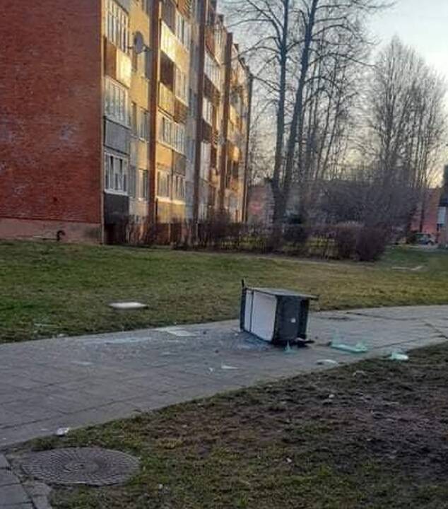 Baisu: šį kartą pro langą skriejo pavojingas daiktas, visa laimė, kad niekas nenukentėjo.