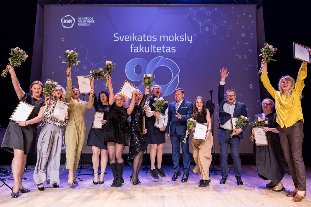 Sveikinimai. Klaipėdos miesto meras Arvydas Vaitkus su garbingu įstaigos jubiliejumi pasveikino kolegijos direktorių dr. Remigijų Kinderį.